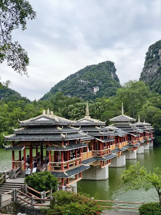 龙潭风雨桥：湖上长桥与层叠桥亭