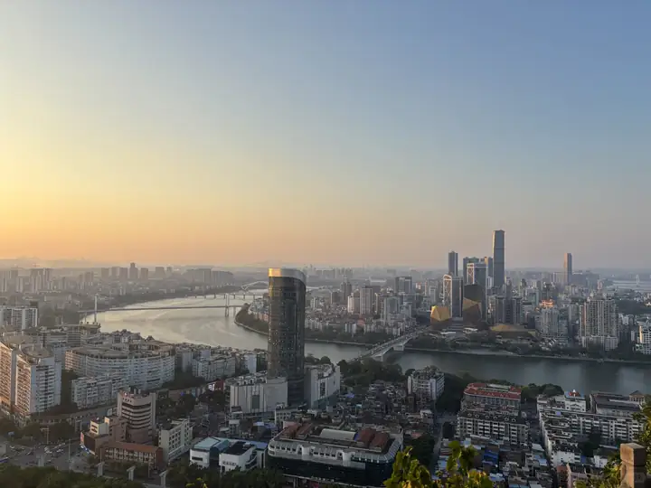 从马鞍山方向俯看柳江与城市