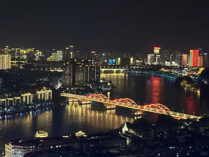 华灯亮起后的柳江与红色拱桥