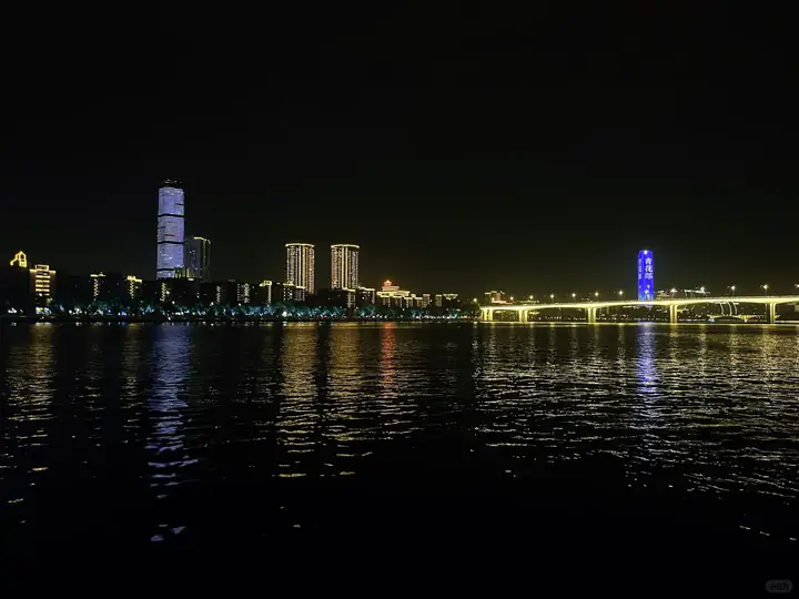 从窑埠一侧看柳江两岸夜景