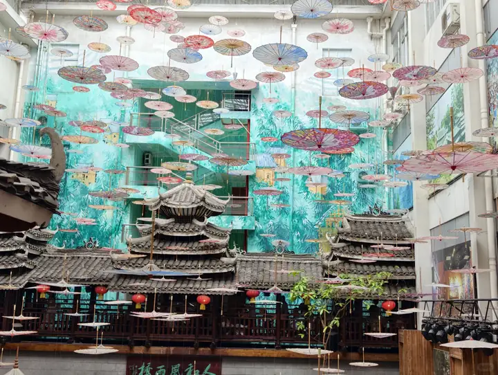 柳州博物馆中庭：油纸伞与风雨桥造景
