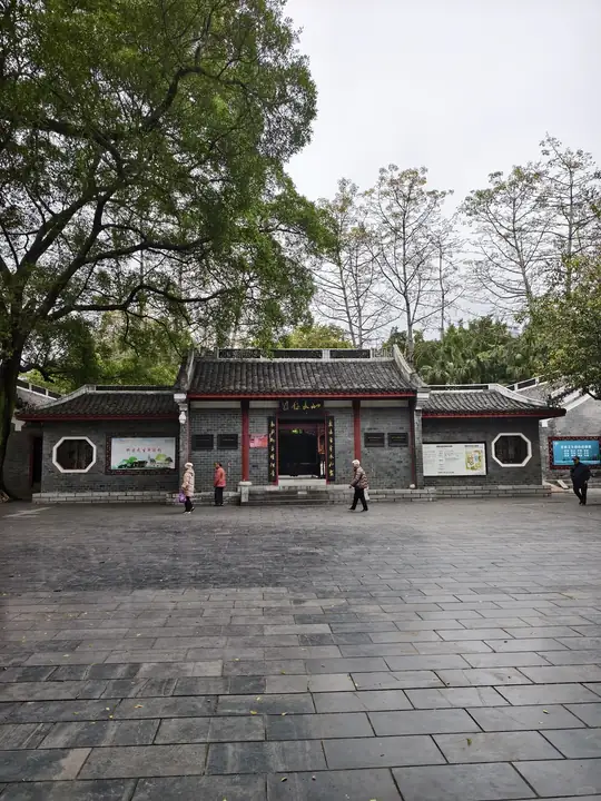 柳侯祠门前：树荫下的院墙与入口