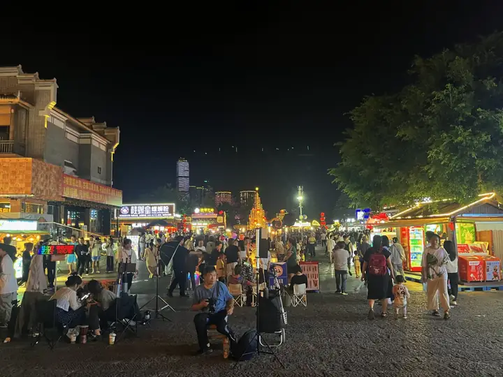夜间街区与沿街摊位