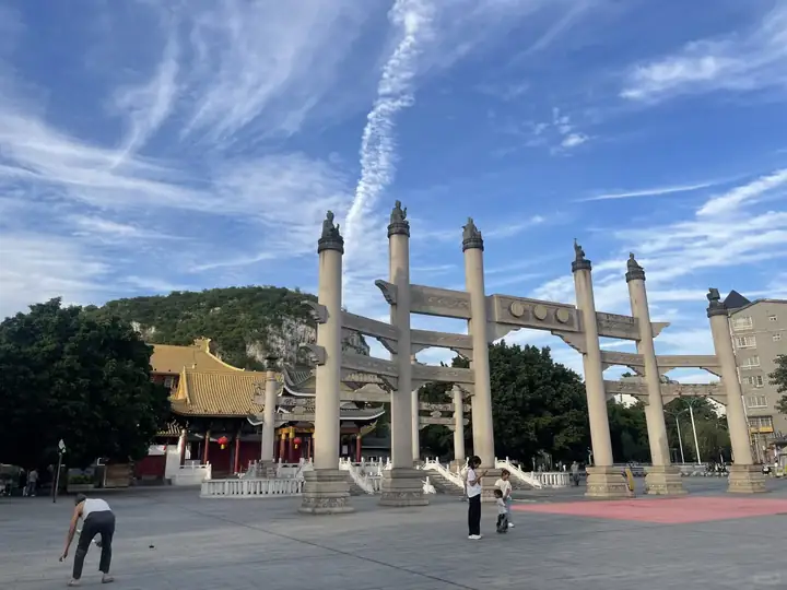 棂星门与文庙前的开阔广场