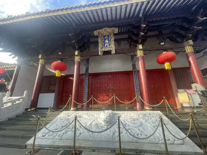 大成门的红柱与石雕台阶