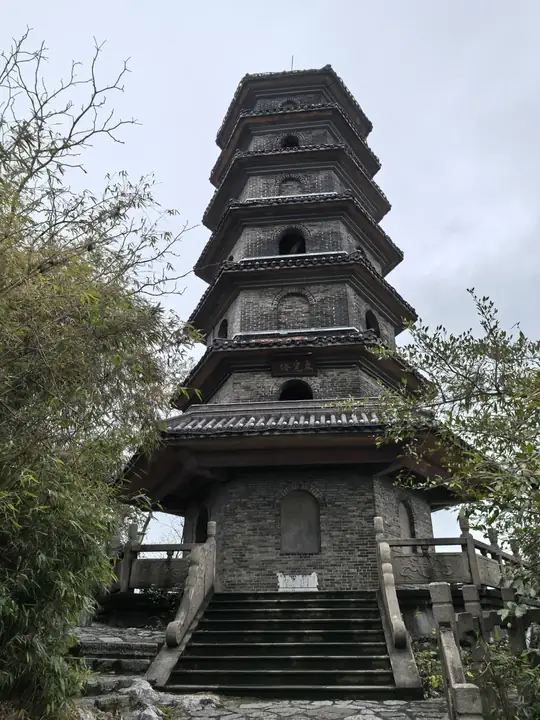 蟠龙山的砖塔与石阶