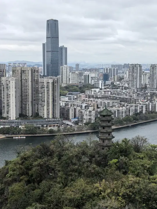 山塔与柳江沿岸城市同框