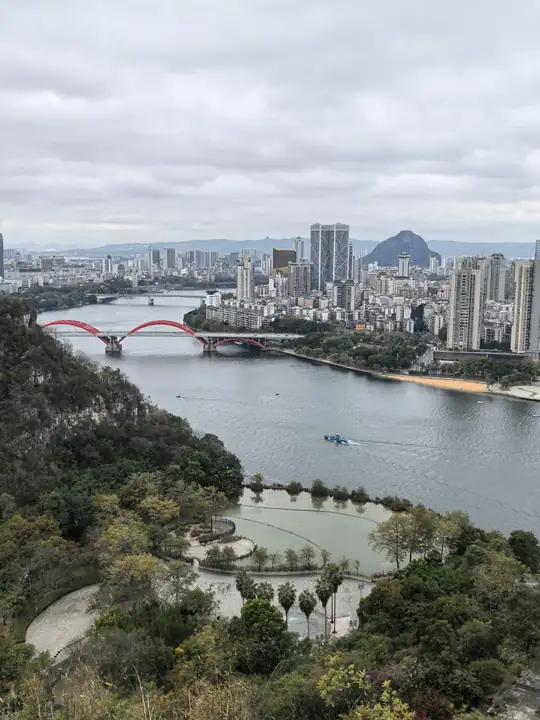 登高看柳江、红色拱桥与城市