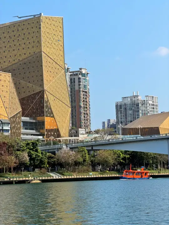 行船途中看到的江岸与另一艘水上公交