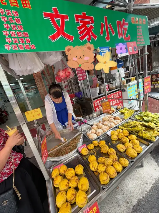 市场小吃摊与制作现场